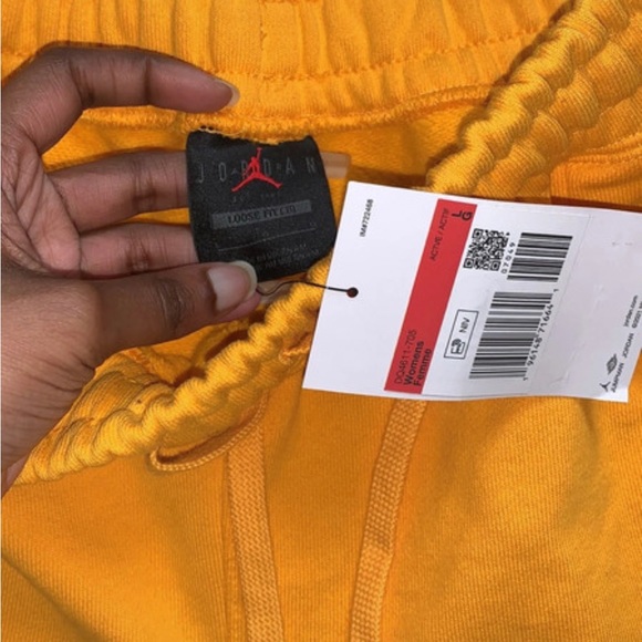 Women’s Jordan loose fit essentials shorts - Picture 3 of 5